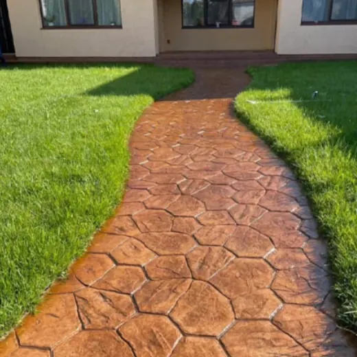 Derselbe Gartenweg nach dem Auffrischen mit sattem Terrakotta-Ton