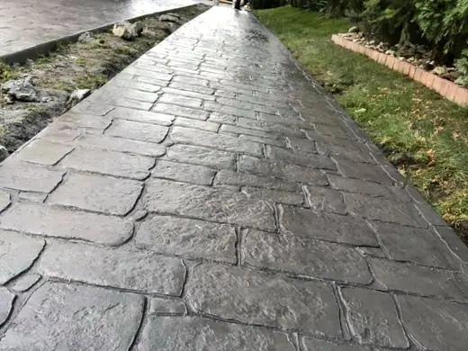 Stamped concrete in an antique cobble pattern with small rough stones, photo 1