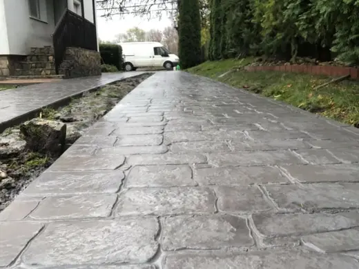 Stamped concrete in an antique cobble pattern with small rough stones, photo 2