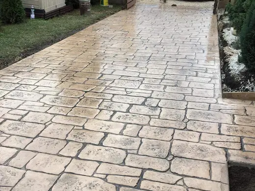 Stamped concrete in an antique cobble pattern with small rough stones, photo 3