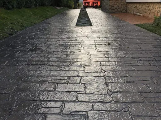 Stamped concrete in an antique cobble pattern with small rough stones, photo 4