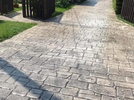 Stamped concrete in an antique cobble pattern with small rough stones, photo 7
