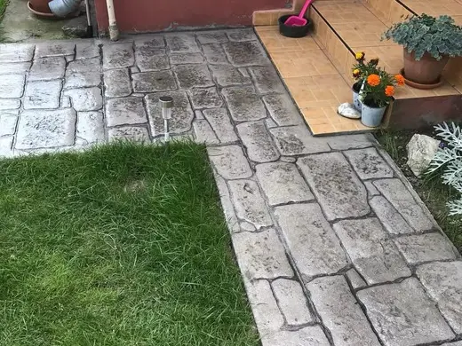 Stamped concrete in an antique cobble pattern with small rough stones, photo 10