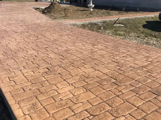 Stamped concrete in an antique cobble pattern with small rough stones, photo 13