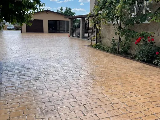 Stamped concrete in an antique cobble pattern with small rough stones, photo 15