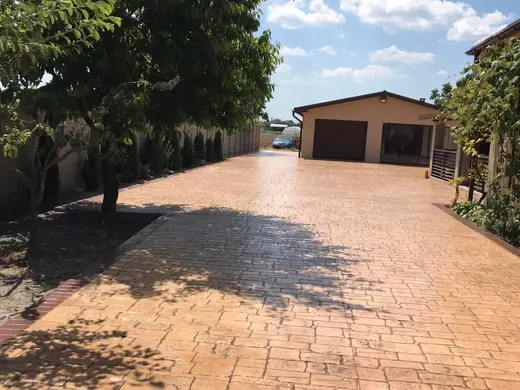 Stamped concrete in an antique cobble pattern with small rough stones, photo 18