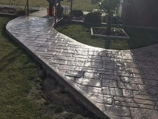 Stamped concrete in an antique cobble pattern with small rough stones, photo 24