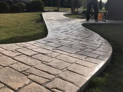Stamped concrete in an antique cobble pattern with small rough stones, photo 25