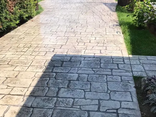 Stamped concrete in an antique cobble pattern with small rough stones, photo 26