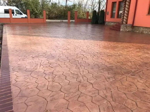 Stamped concrete in a river stone pattern with irregular stones, photo 2
