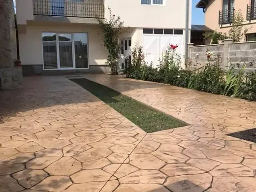 Stamped concrete in a river stone pattern with irregular stones, photo 18