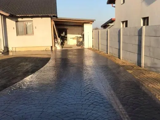 Stamped concrete in a fan cobblestone pattern, photo 3