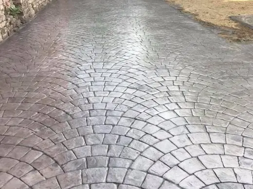 Stamped concrete in a fan cobblestone pattern, photo 7