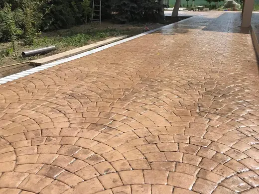 Stamped concrete in a fan cobblestone pattern, photo 8