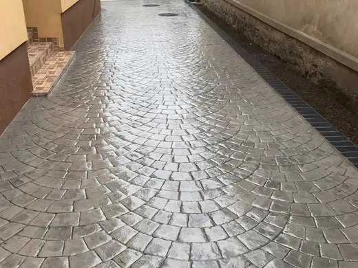 Stamped concrete in a fan cobblestone pattern, photo 10