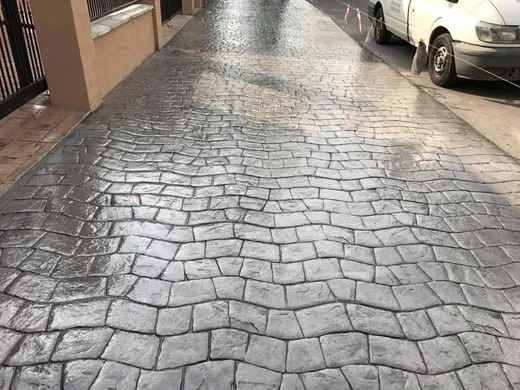 Stamped concrete in a fan cobblestone pattern, photo 11