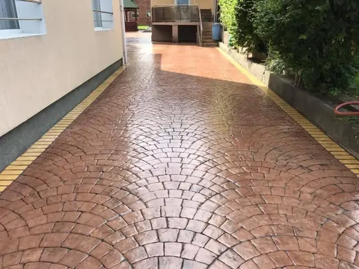 Stamped concrete in a fan cobblestone pattern, photo 12