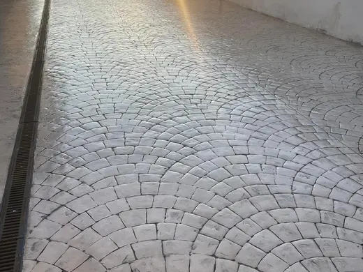 Stamped concrete in a fan cobblestone pattern, photo 18