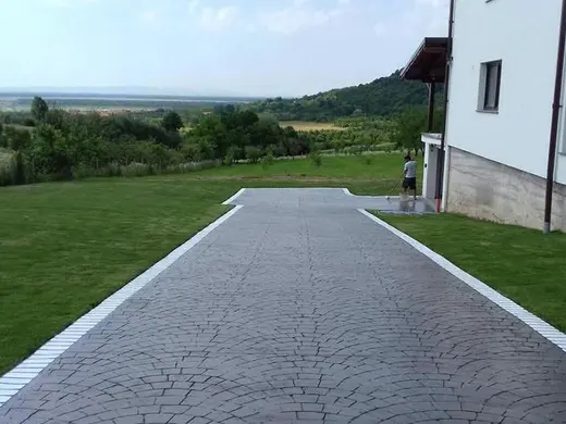 Stamped concrete in a fan cobblestone pattern, photo 20