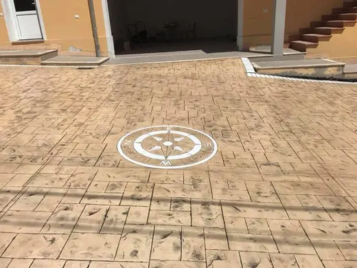 Compass rose inlay in a contrasting colour on stamped concrete, photo 2