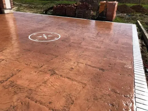 Compass rose inlay in a contrasting colour on stamped concrete, photo 3