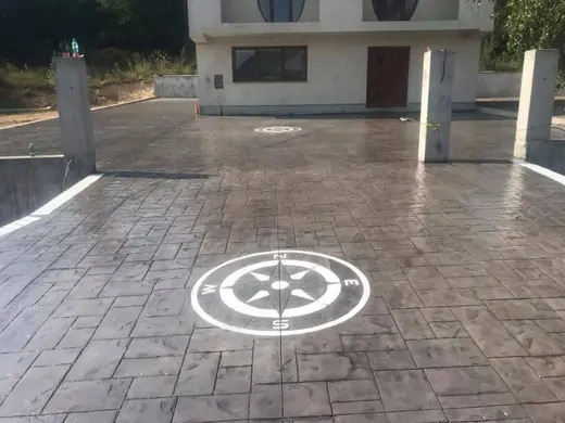 Compass rose inlay in a contrasting colour on stamped concrete, photo 4