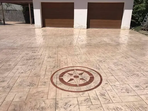 Compass rose inlay in a contrasting colour on stamped concrete, photo 5