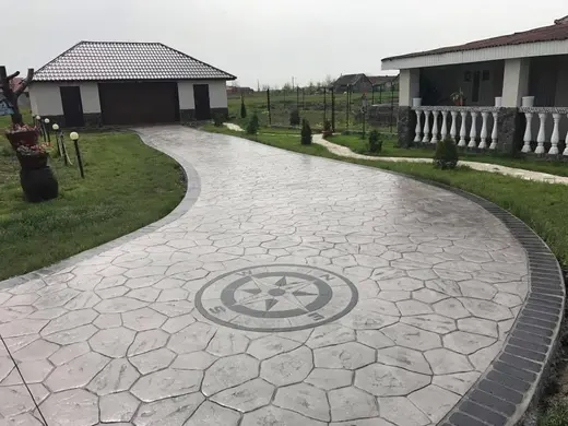Compass rose inlay in a contrasting colour on stamped concrete, photo 7