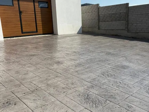 Stamped concrete in a stone slab pattern with slate texture, photo 27