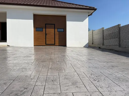 Stamped concrete in a stone slab pattern with slate texture, photo 30