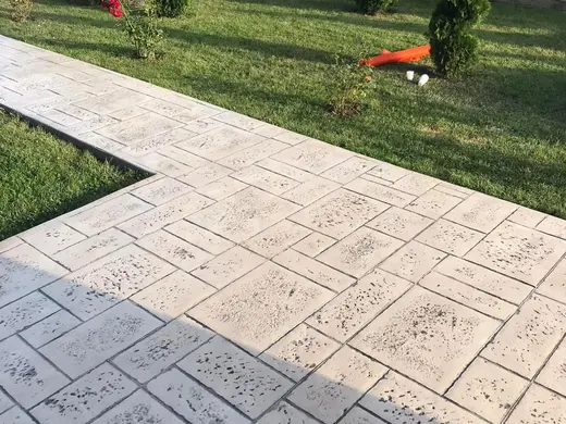 Stamped concrete in a stone slab pattern with slate texture, photo 36