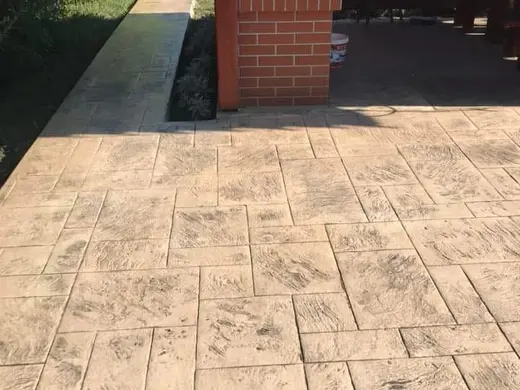 Stamped concrete in a stone slab pattern with slate texture, photo 37