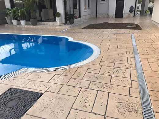 Detail der Poolumrandung mit eingebauter Entwässerungsrinne