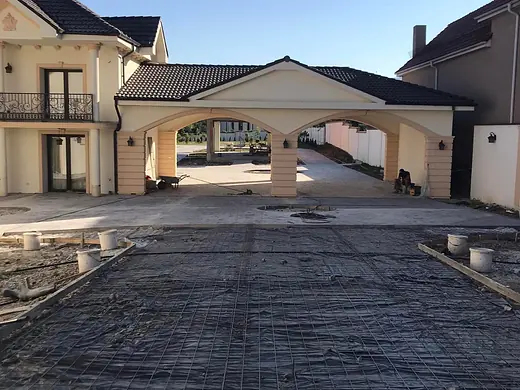 Verlegte Bewehrungsmatten im Innenhof vor der Betonage