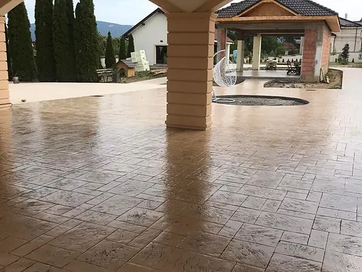 Blick aus der Durchfahrt in den Garten, Boden aus Prägebeton