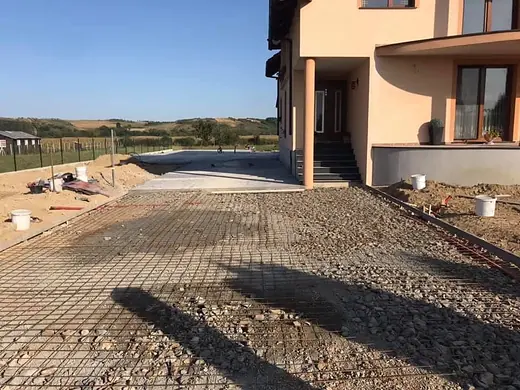 Kiesunterbau mit verlegter Bewehrungsmatte