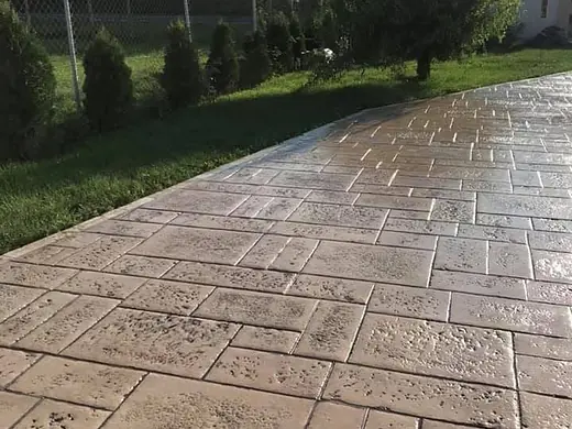 Detail des Seitenwegs mit Plattenstruktur und Rasenkante