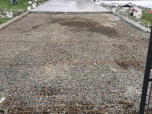 Bewehrungsmatten auf dem verdichteten Unterbau der künftigen Zufahrt