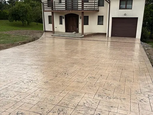 Grosse Zufahrt in Sandton vor einem Wohnhaus mit Vordach