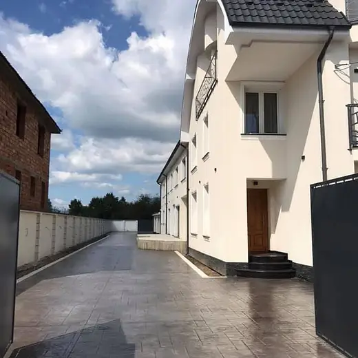 Dieselbe Gasse als durchgehende Fläche aus grauem Prägebeton