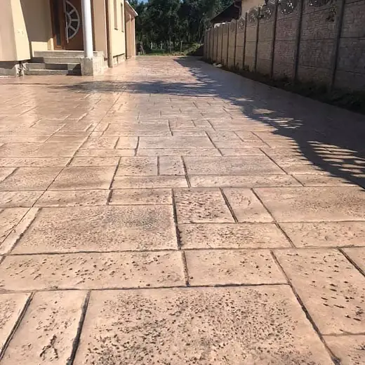 Derselbe Bereich als fugenlose Fläche aus Prägebeton in Terracotta