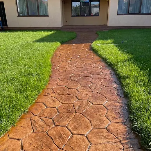 Derselbe Gartenweg nach dem Reinigen und Neuversiegeln, Farbe wieder kräftig