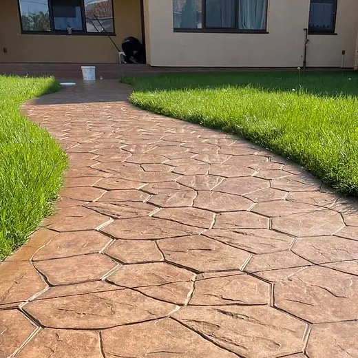 Gartenweg aus Prägebeton mit stumpf gewordener Versiegelung